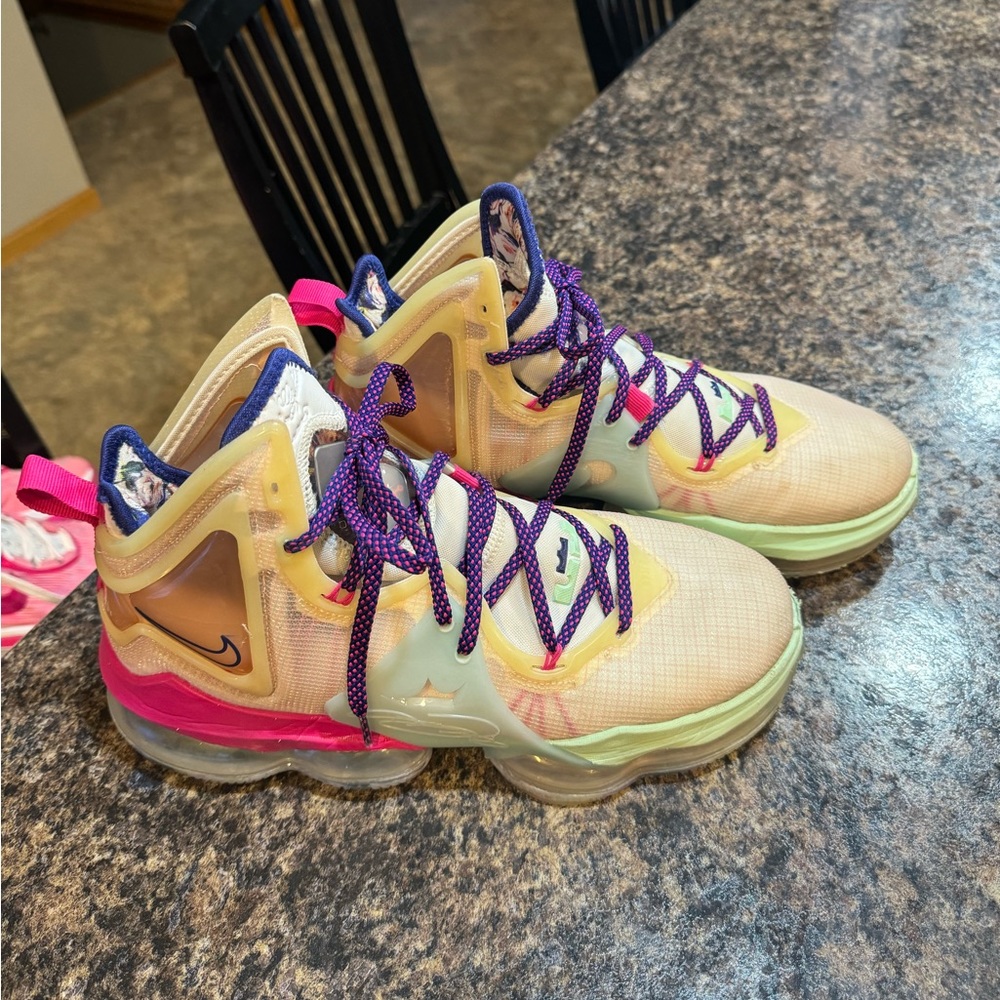 Nike lebron 19 “valentines day” women’s 11 men’s 9.5